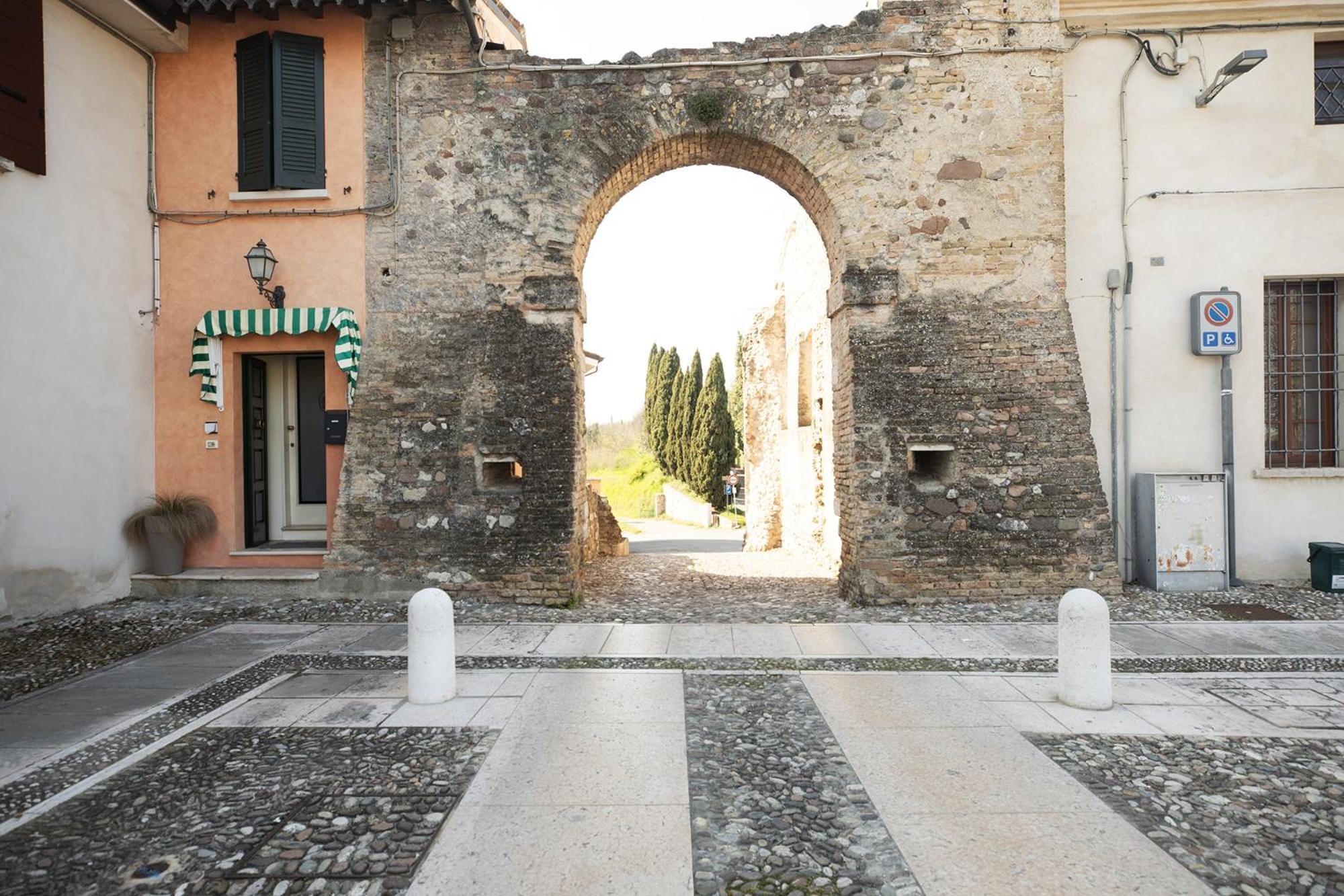 Relais La Rocca Solferino Bed & Breakfast Bagian luar foto