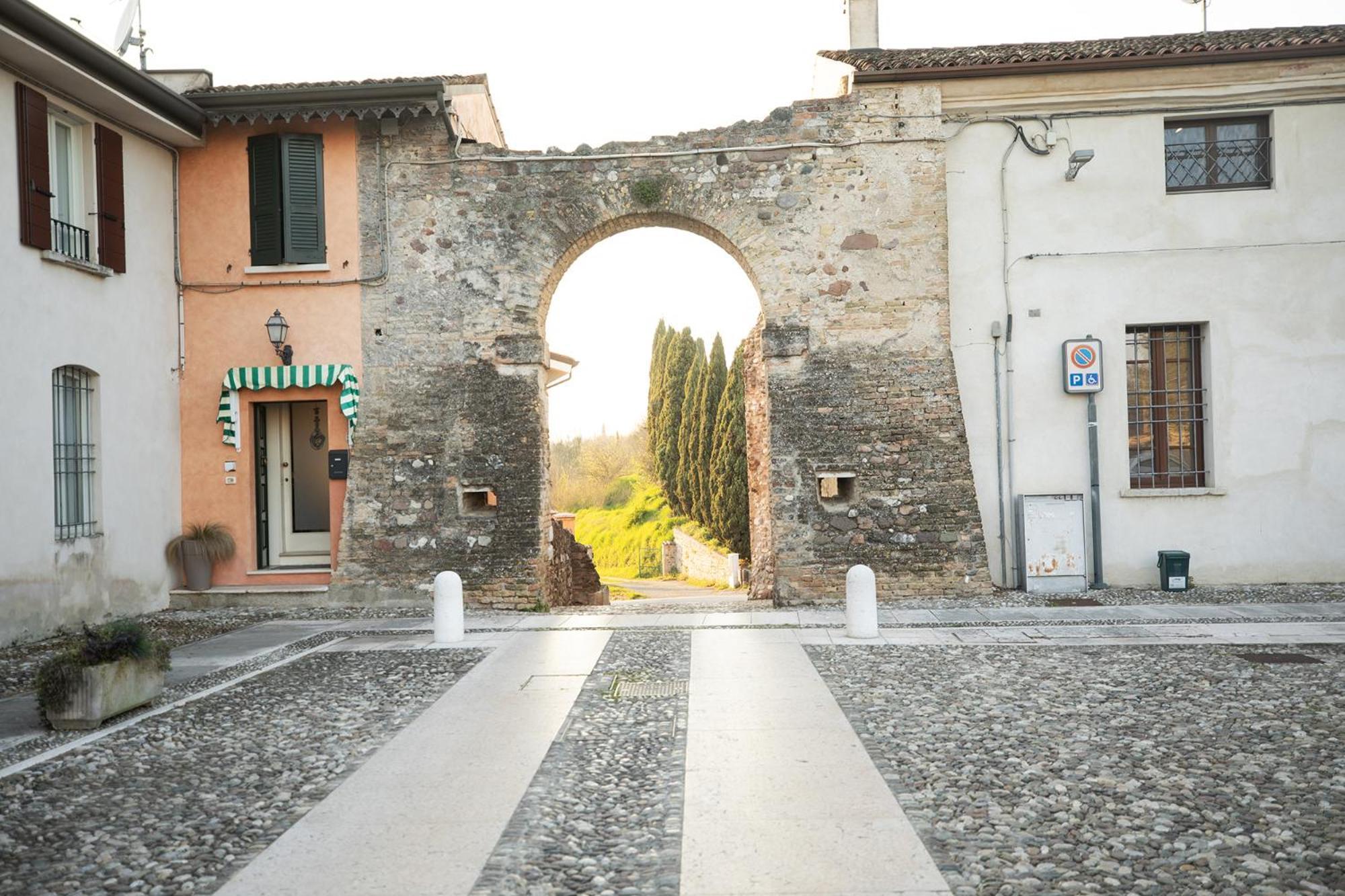 Relais La Rocca Solferino Bed & Breakfast Bagian luar foto